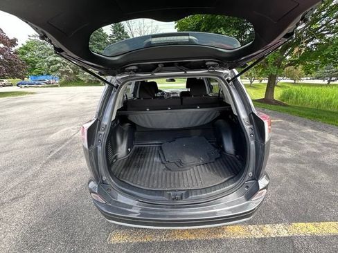 Used 2018 Toyota RAV4 XLE AWD/4WD image 10