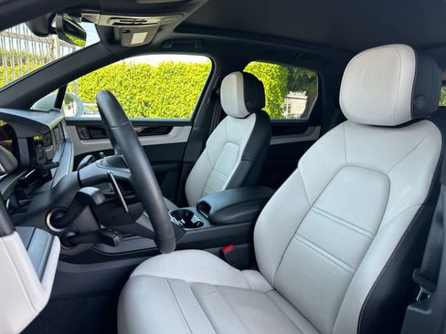 Certified 2025 Porsche Cayenne GTS AWD/4WD image 5