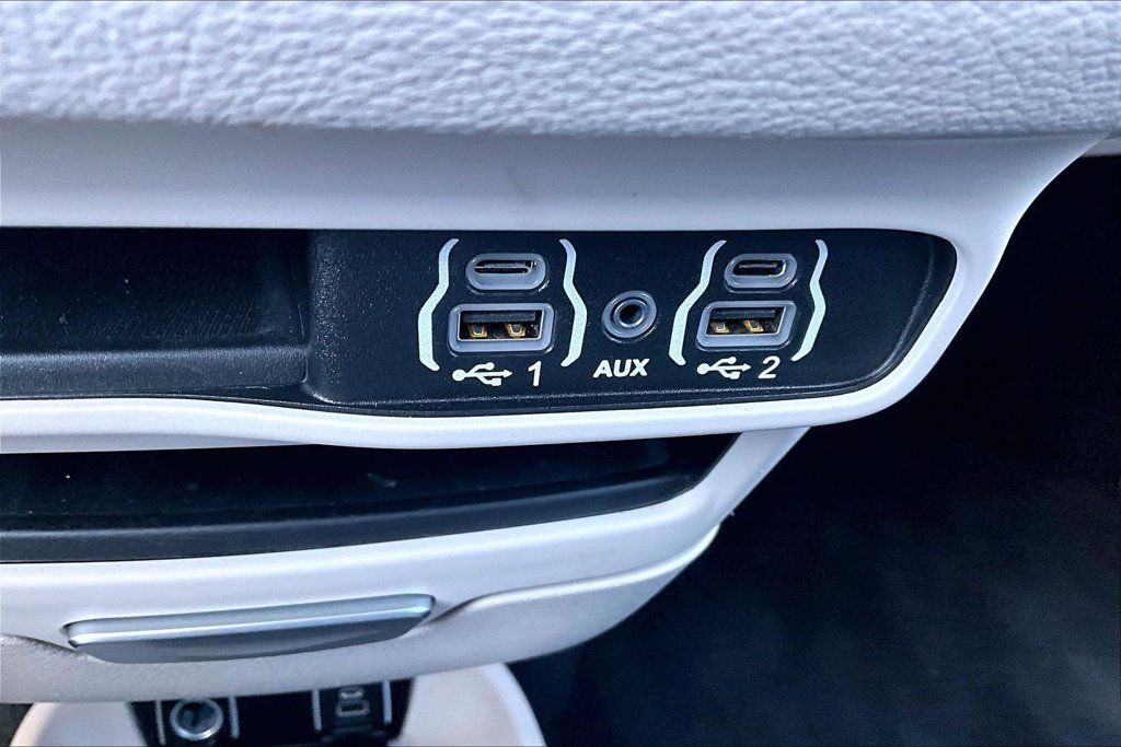 Used 2021 Chrysler Pacifica Touring-L AWD/4WD image 30