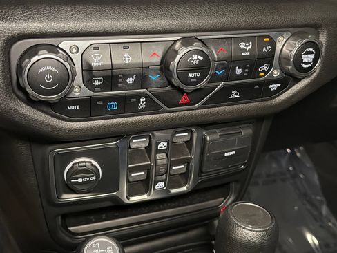Used 2024 Jeep Wrangler Unlimited w/ Convenience Group AWD/4WD image 26