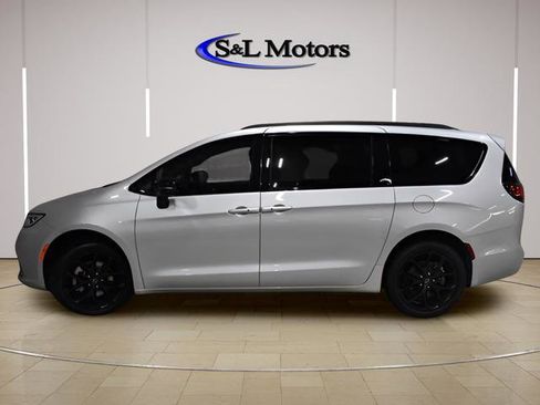 New 2026 Chrysler Pacifica Select w/ S Appearance Package AWD/4WD image 3