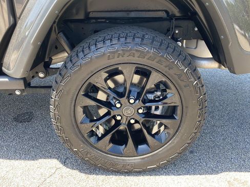 Used 2025 Jeep Gladiator Overland AWD/4WD image 13