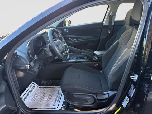 Used 2021 Hyundai Elantra SE FWD image 12