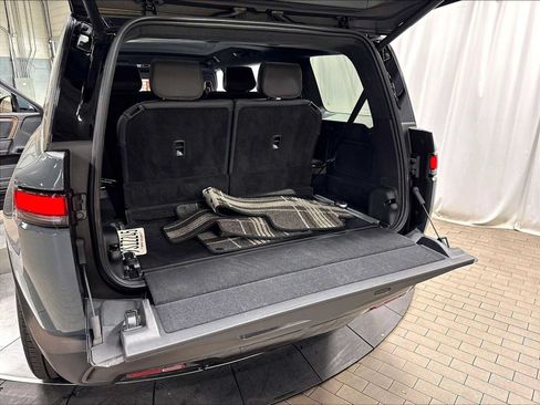 Used 2025 Rivian R1S Premium AWD/4WD image 40
