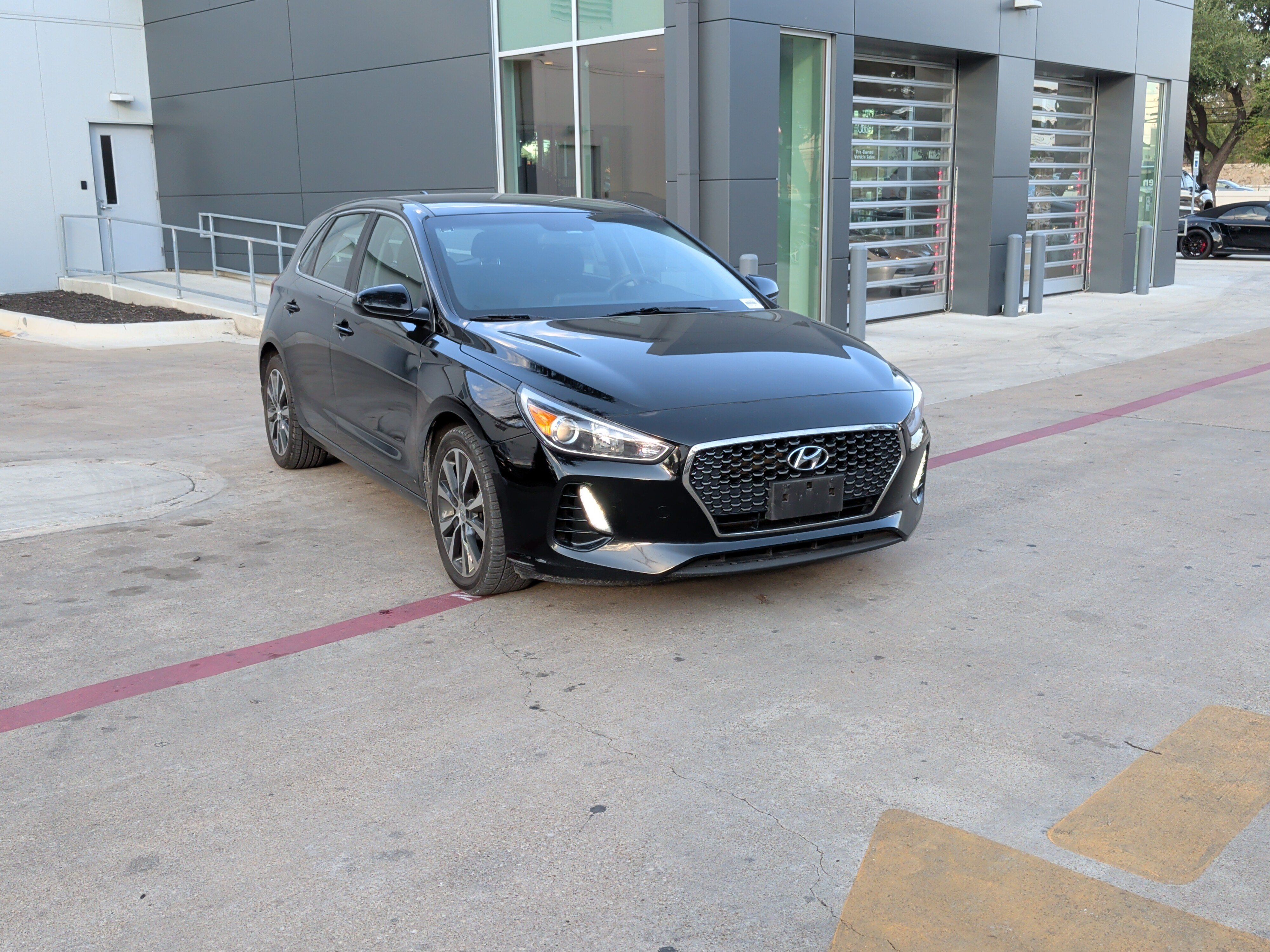 Used 2018 Hyundai Elantra GT FWD image 2