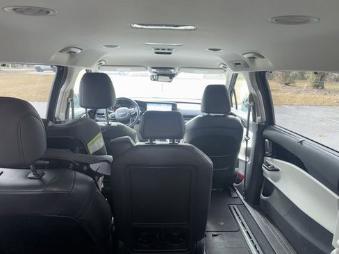 Used 2022 Kia Carnival EX image 7