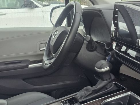 Used 2024 Toyota Sienna XLE FWD image 18