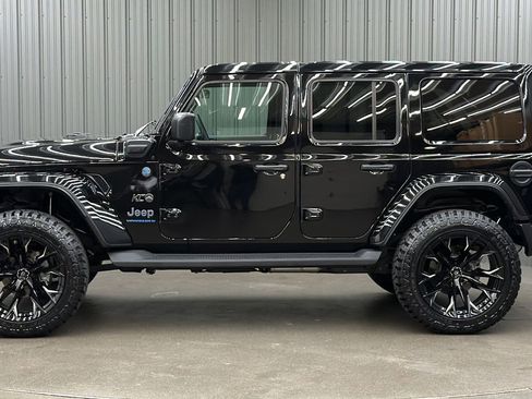 Used 2025 Jeep Wrangler Unlimited Sahara image 2