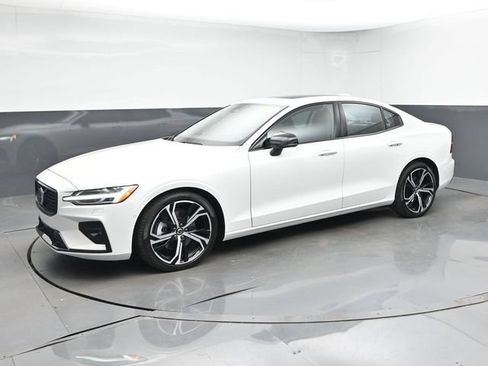 Used 2025 Volvo S60 B5 Plus FWD image 4