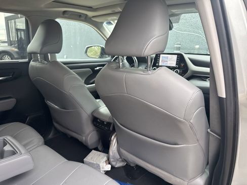 Used 2021 Toyota Highlander XLE image 17