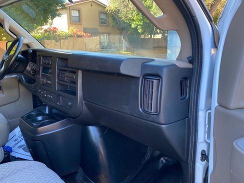 Used 2017 Chevrolet Express 3500 Extended image 20