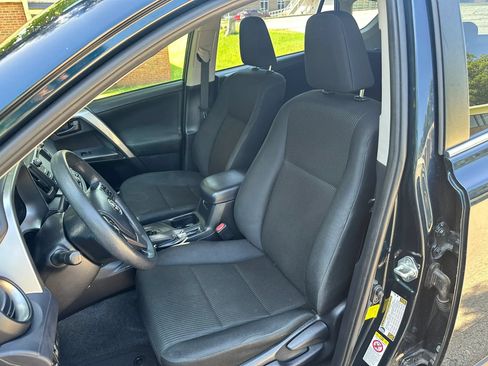 Used 2018 Toyota RAV4 LE FWD image 10