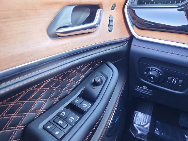 Used 2026 Jeep Grand Cherokee L Summit AWD/4WD image 36