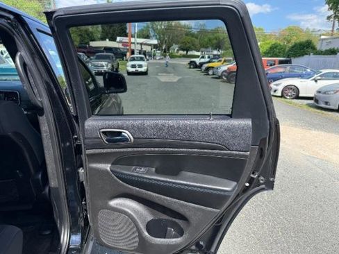 Used 2019 Jeep Grand Cherokee Laredo image 6