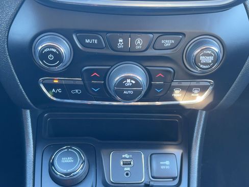 Used 2023 Jeep Cherokee Altitude Lux image 25