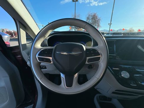 Used 2020 Chrysler Pacifica Limited image 14