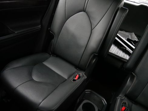 Used 2021 Toyota Highlander Limited image 12