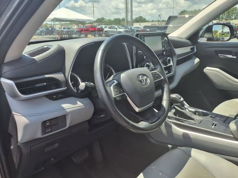 Used 2022 Toyota Highlander XLE image 7