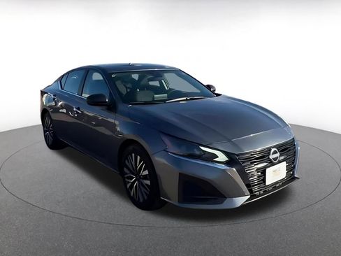 Used 2025 Nissan Altima 2.5 SV image 3