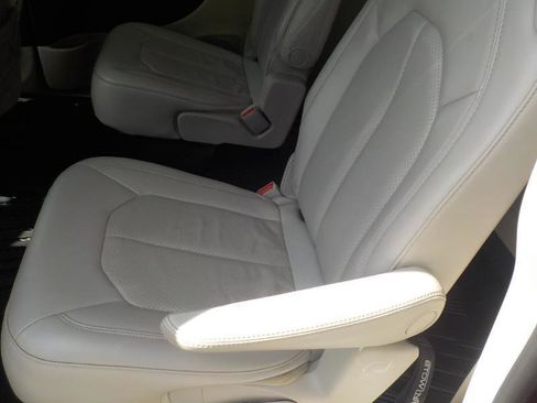 Used 2018 Chrysler Pacifica Touring-L image 16