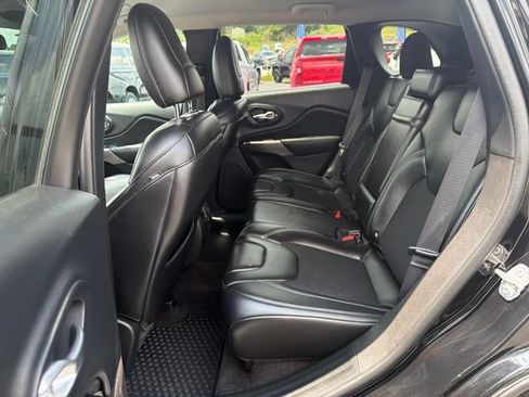 Used 2019 Jeep Cherokee Latitude Plus w/ Cold Weather Group AWD/4WD image 25