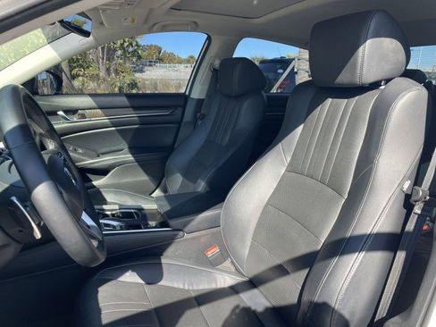 Used 2018 Honda Accord Touring image 2