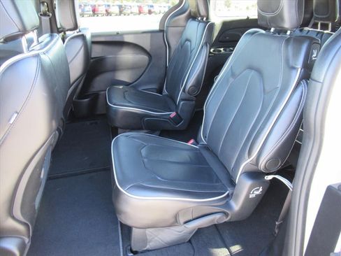 Used 2025 Chrysler Pacifica Limited FWD image 26