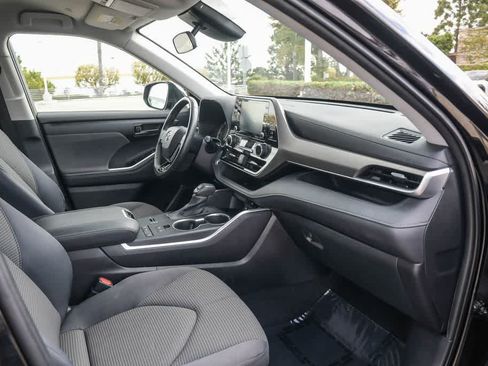 Used 2020 Toyota Highlander LE FWD image 15
