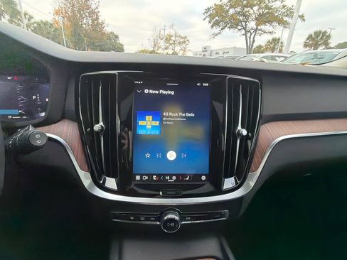 Certified 2025 Volvo V60 B5 Cross Country Plus image 32