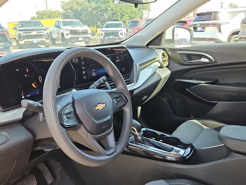 Used 2025 Chevrolet Trax LT FWD image 10