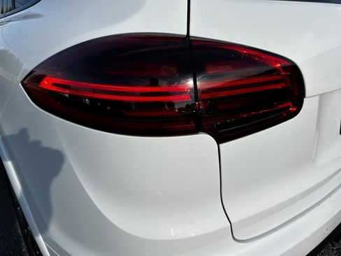 Used 2018 Porsche Cayenne Platinum Edition w/ Premium Package image 19