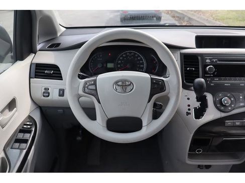 Used 2011 Toyota Sienna LE FWD image 9