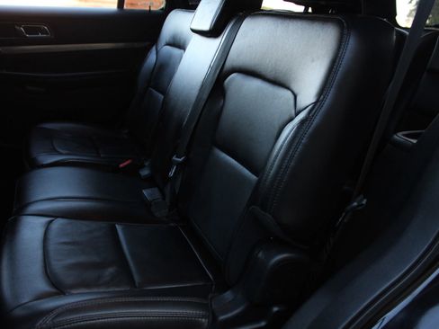 Used 2018 Ford Explorer XLT w/ Equipment Group 202A image 13