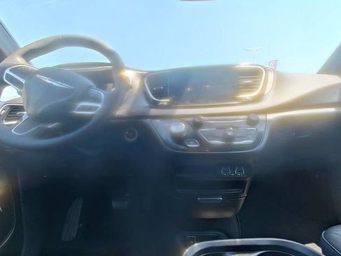 Used 2025 Chrysler Pacifica Select FWD image 28