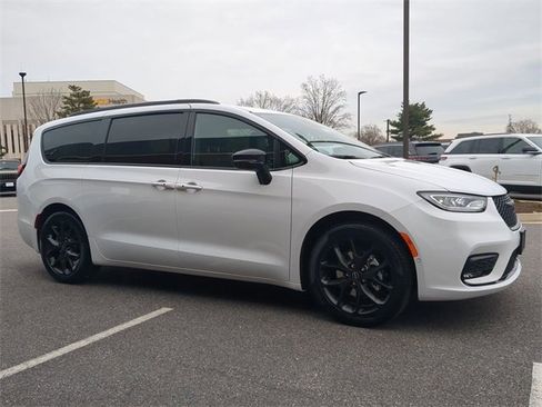 New 2026 Chrysler Pacifica Select image 2