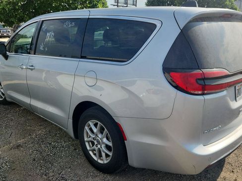 Used 2023 Chrysler Pacifica Touring-L FWD image 5