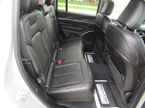 Used 2023 Jeep Grand Cherokee Limited w/ Trailer Tow Prep Group (B) AWD/4WD image 16