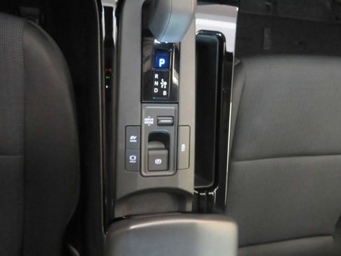 Used 2025 Toyota Prius LE image 35