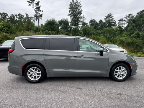 Used 2023 Chrysler Pacifica Touring-L FWD image 4