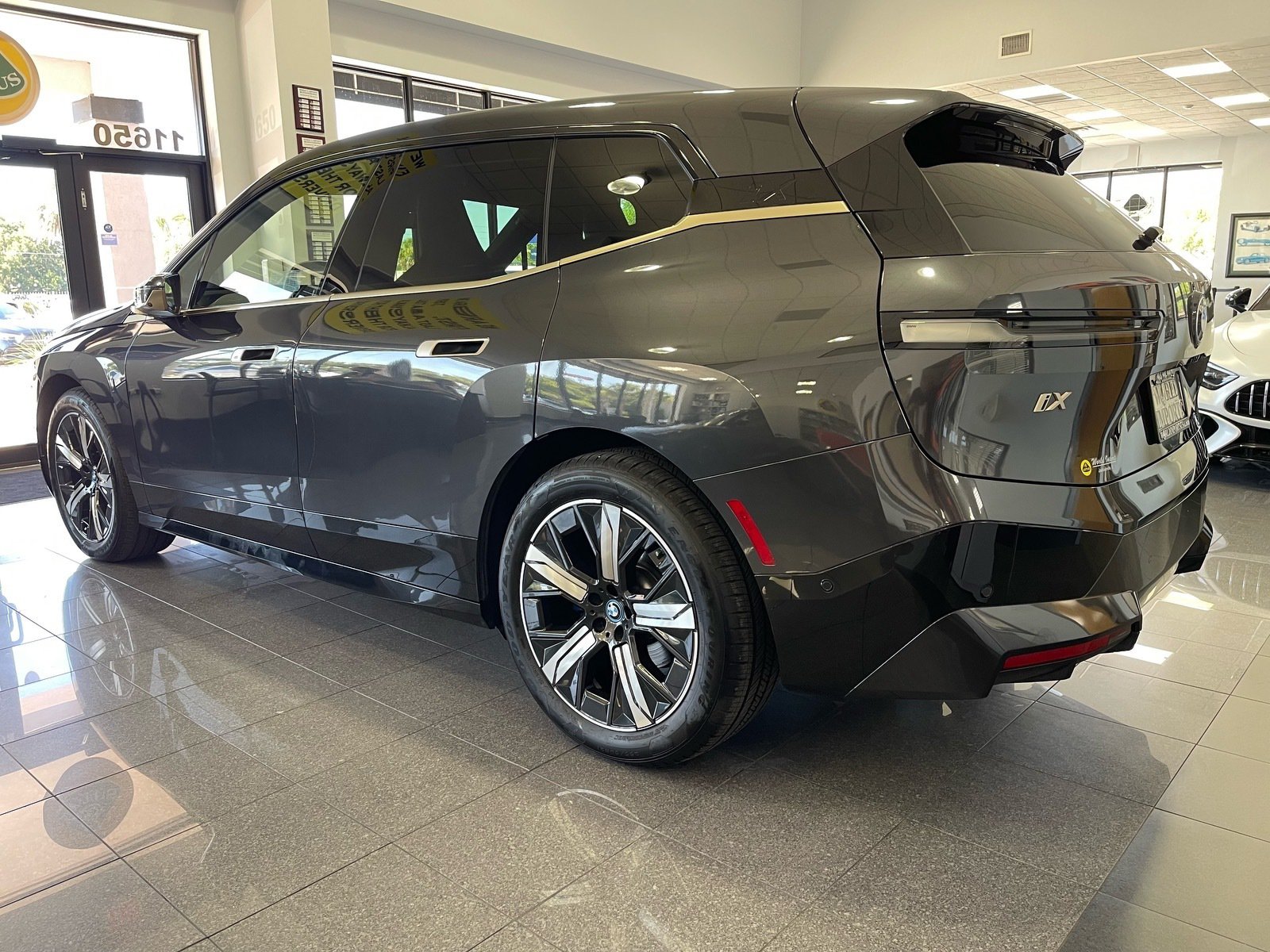 Used 2022 BMW iX xDrive50 w/ Premium Package AWD/4WD image 3