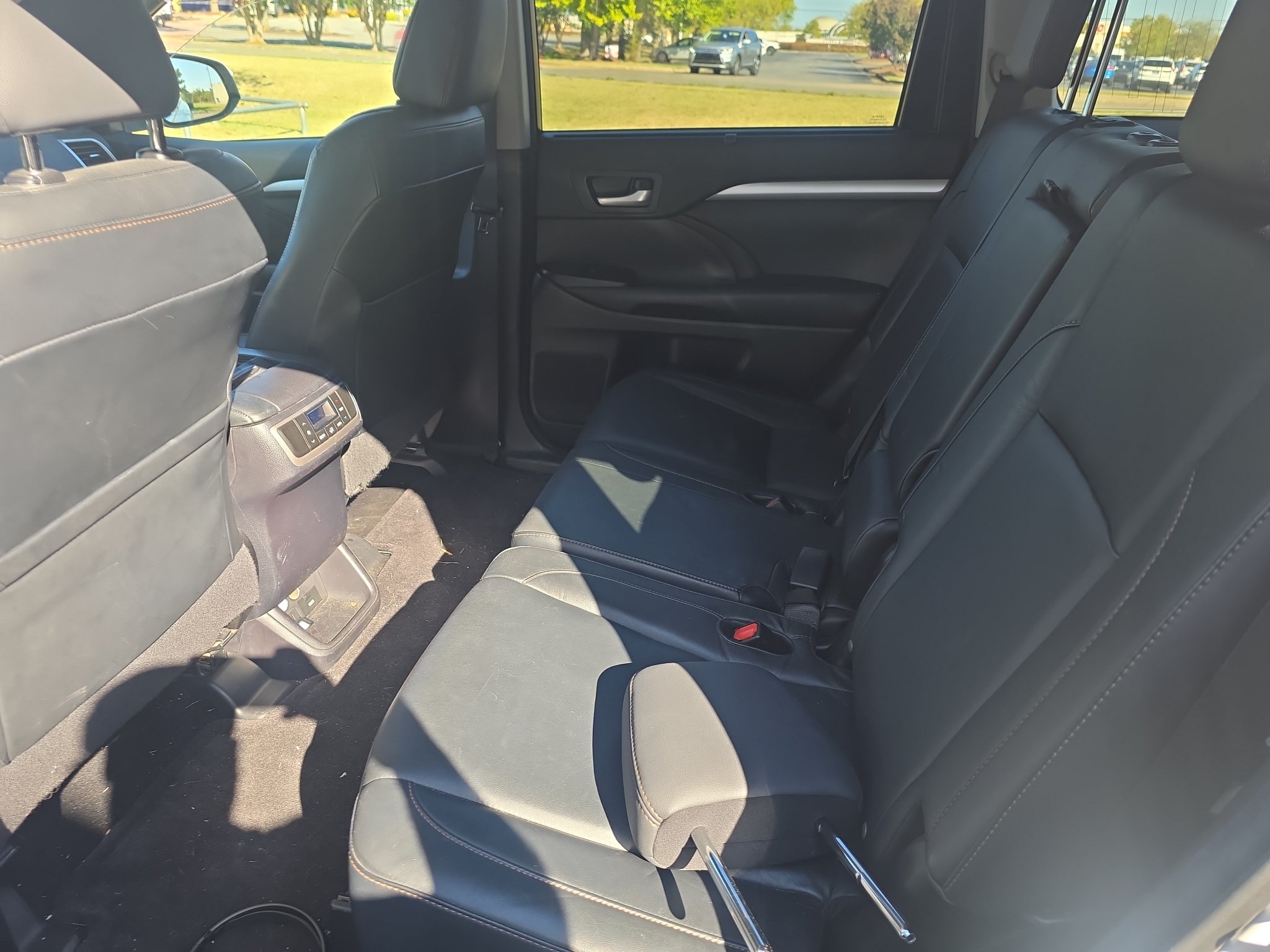 Used 2015 Toyota Highlander XLE FWD image 14