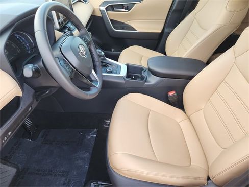 Used 2025 Toyota RAV4 XLE Premium image 9