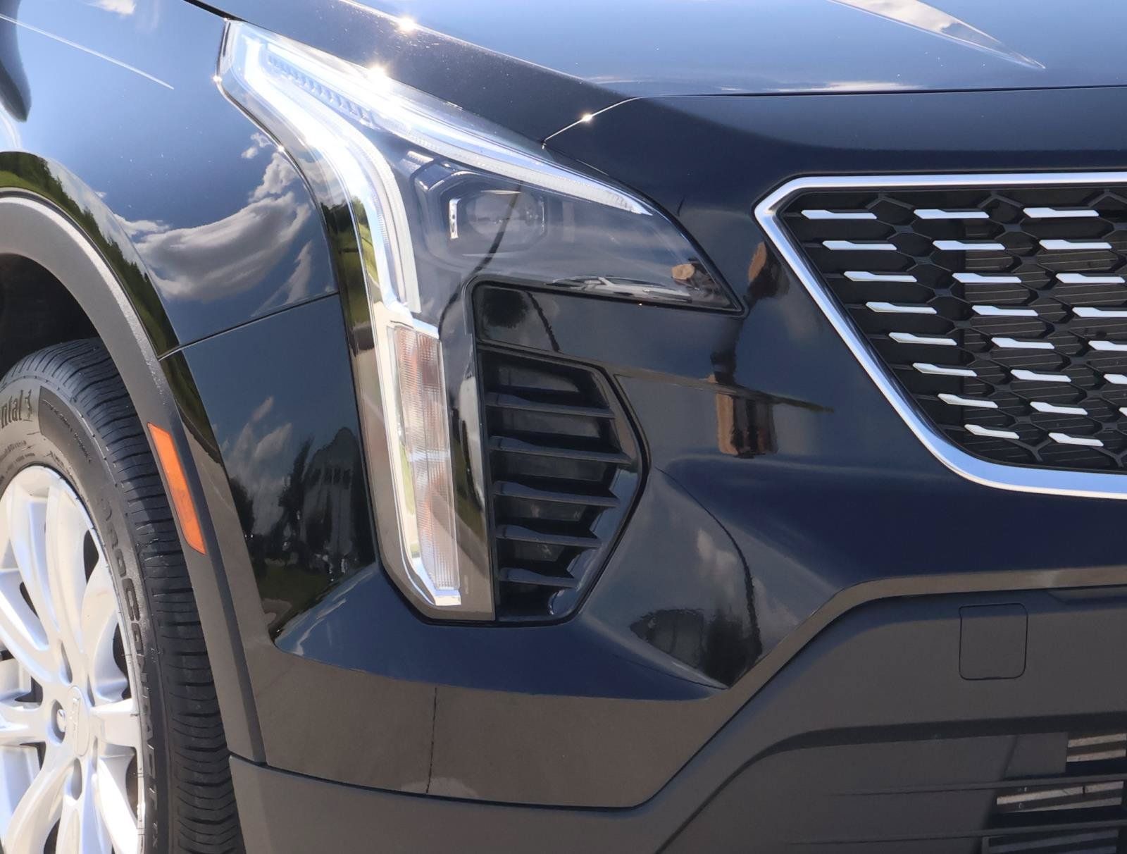 Used 2023 Cadillac XT4 Luxury w/ Cold Weather Package FWD image 9