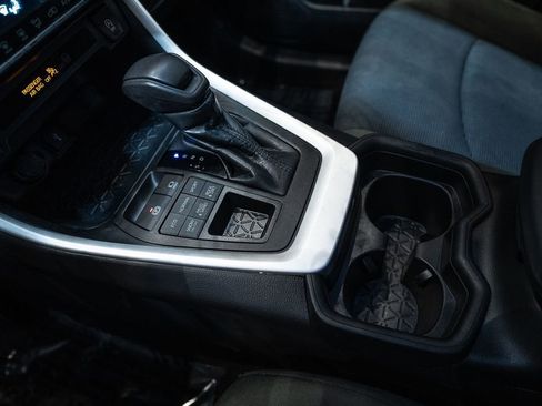 Used 2021 Toyota RAV4 LE image 17