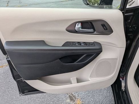 Used 2024 Chrysler Pacifica Touring-L FWD image 12