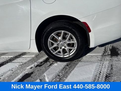 Used 2023 Chrysler Pacifica Touring-L FWD image 28