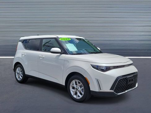 Used 2025 Kia Soul LX FWD image 2