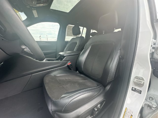 Used 2023 Jeep Grand Cherokee Altitude AWD/4WD image 13