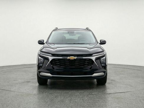 Used 2025 Chevrolet Trax LT image 2