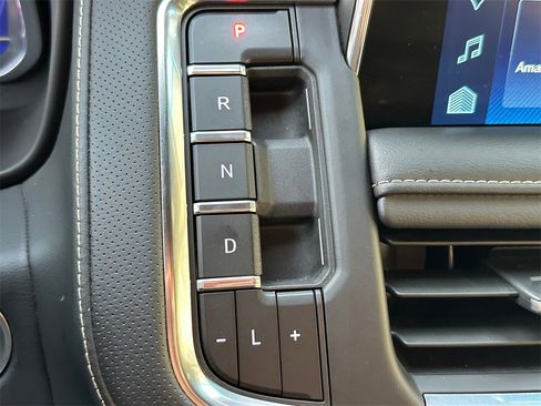 Used 2024 Chevrolet Suburban Premier image 30